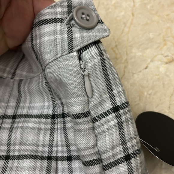 NWT 🔥Woman’s 💋Plaid skirt Sz: M with side zipper and button. - Picture 4 of 7